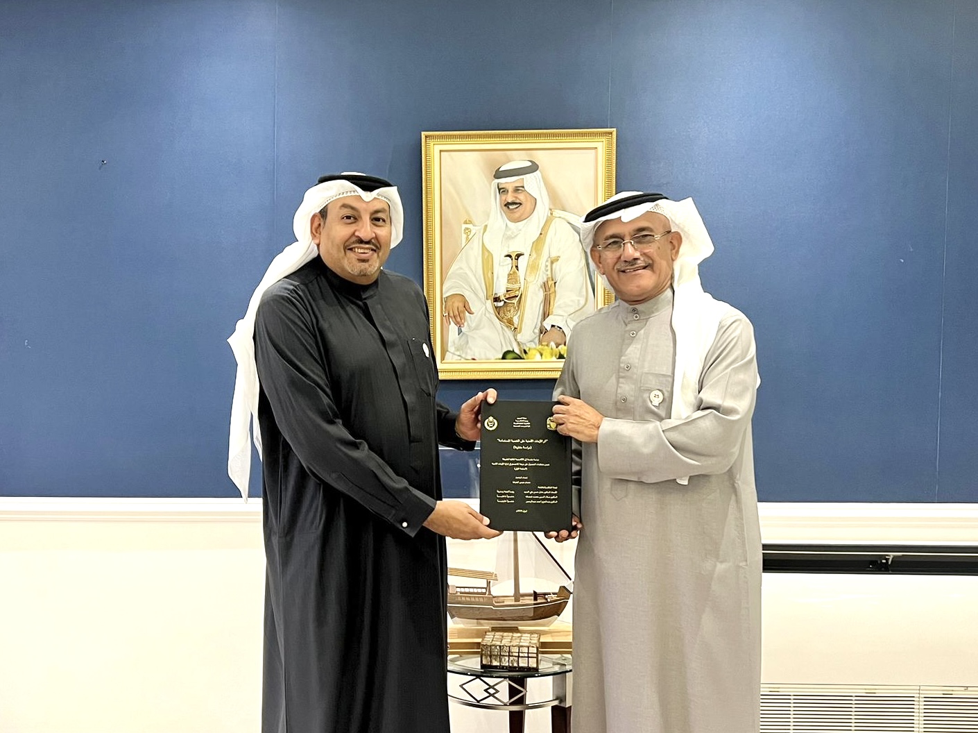 محافظ الشمالية يتسلم نسخة من رسالة الماجستير لأحد منتسبي المحافظة<